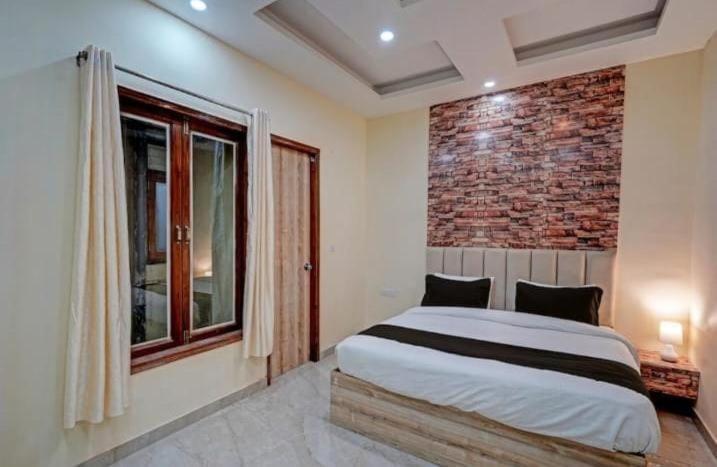 Shourya Hotel And Banquet Noida Exterior photo