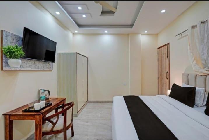 Shourya Hotel And Banquet Noida Exterior photo